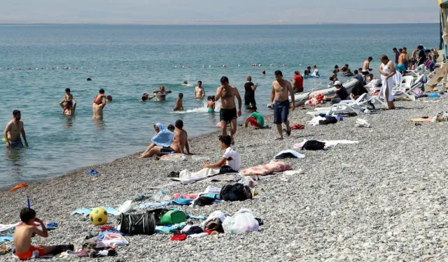 Van Gölü'nde Bodrum Keyfi: Sıcaklardan Bunalanlar Sahile Akın Etti!