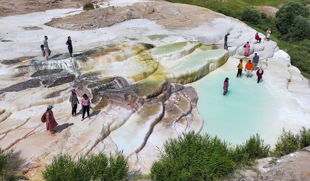 Van'daki travertenler turistlerin ilgisini çekiyor