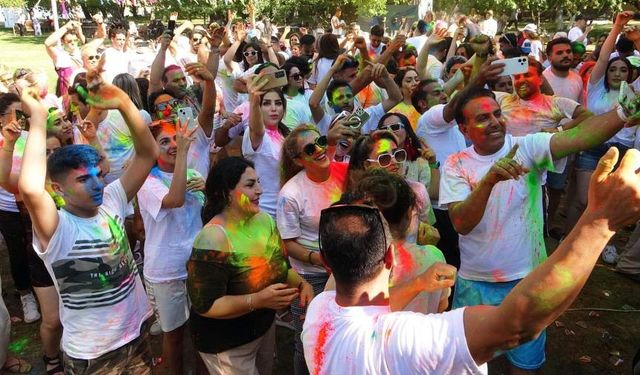 Van'a gelen İranlılar boya ve su festivalinde eğlendi