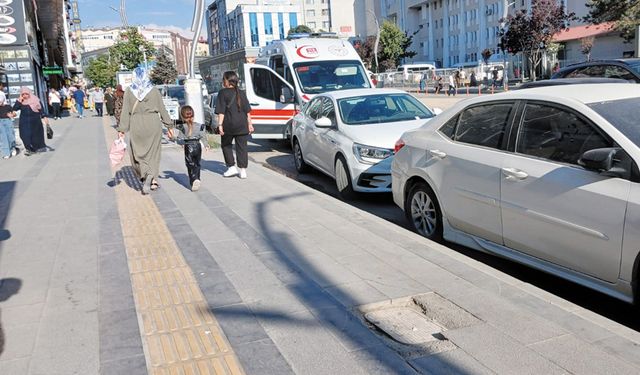 Şehrin göbeğindeki bozuk kaldırımlar düzeltilmiyor