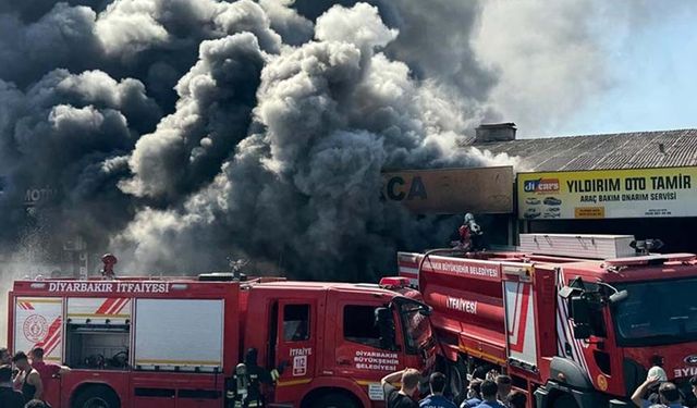 Diyarbakır'da 3. Sanayi Sitesi'nde çıkan yangına müdahale ediliyor