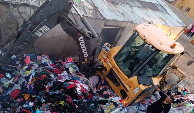 Van'da Korkunç Yangın: 30 Ton Temizlik Bezi ve 210 Koli Cam Suyu Yandı!