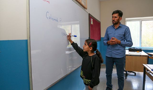 Mezrada yaşayan Hasret, bu yıl da okula yalnız başladı