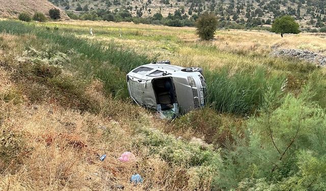 Hakkari-Van kara yolunda araç takla attı: 2’si çocuk 4 yaralı