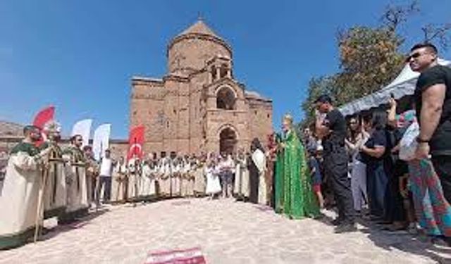 Akdamar Kilisesi'ndeki 12. Ayin Tamamlandı, Kültürel Etkileri Tartışma Yarattı!