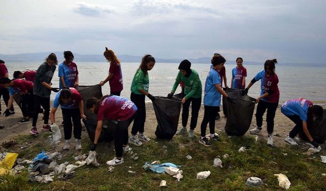 Kadın futbol takımından antrenman öncesi Van Gölü sahilinde çevre temizliği