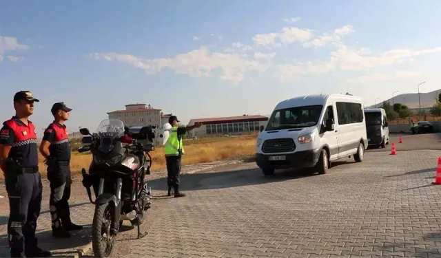 Van'da Eğitim Yılının İlk Gününde Öğrenci Servis Araçlarına sıkı denetim!