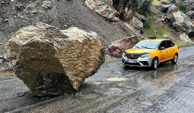 Hakkari'de Kaya Düşmesi: Araç Hasar Gördü, Can Kayıpları Yok!