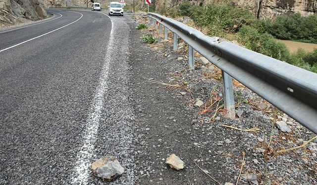 Hareket halindeki aracın üzerine kaya parçası düştü