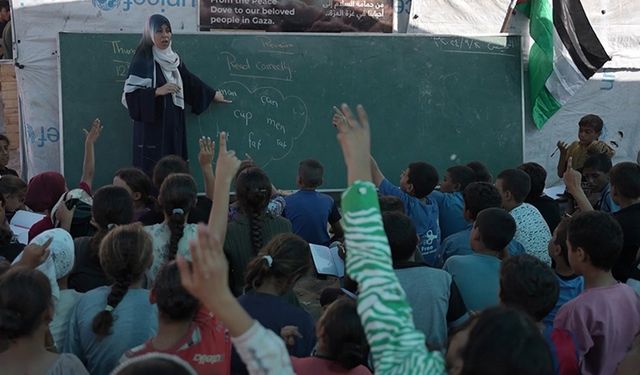 Gazze'de kurulan çadır okulda 650 öğrenci eğitimle buluşturuldu