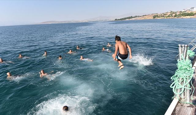 Van Gölü'nün Suyu Vücuda Şifadır: Ahlat'ta Sabah Sporunun Yeni Trendi !