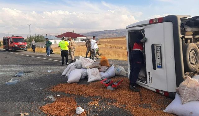 Van'da kontrolden çıkan minibüs takla attı