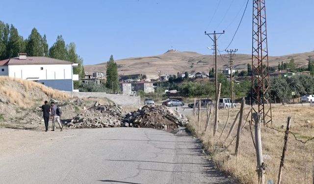 Van'da iki mahalleyi birbirine bağlayan yol yeniden trafiğe açıldı