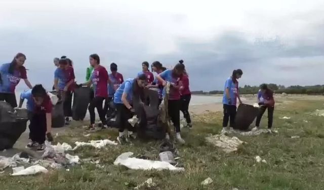 Erciş Spor Kadın Futbol Takımı'ndan Örnek Davranış!