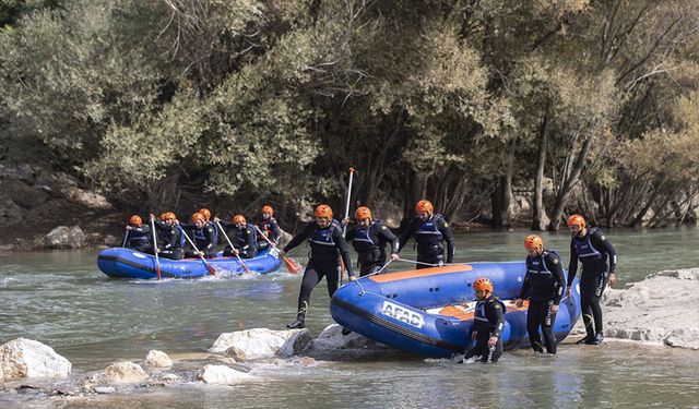 AFAD'ın arama kurtarma ekipleri eğitimlerini Munzur Çayı'nda alıyor