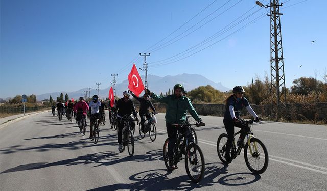 Van'da "Cumhuriyet Bisiklet Turu" düzenlendi