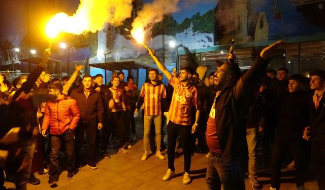 Van'da Galatasaraylı taraftarların derbi coşkusu