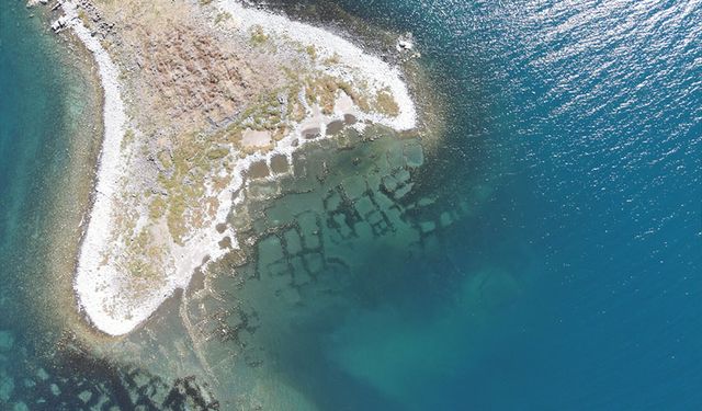 Van Gölü'nün çekilmesiyle görünür hale gelen yapı kalıntılarında belgeleme çalışması yapıldı