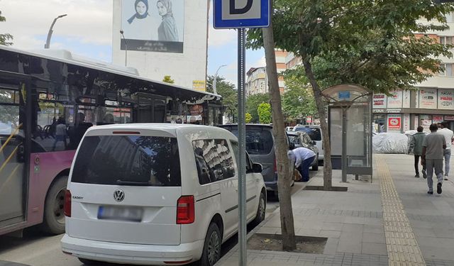 Van’da durak işgali trafiği etkiliyor!