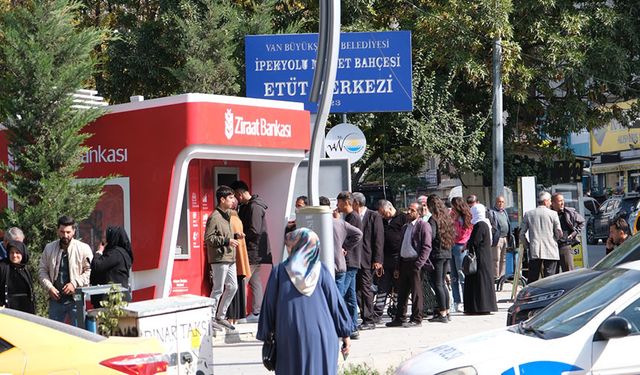 Van’da bazı ATM’ler önünde uzun kuyruklar oluşuyor