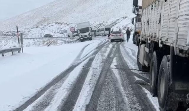 Yüksekova-Van kara yolunda çok sayıda araç mahsur kaldı