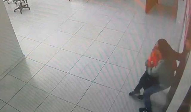 Van'da boğazına yiyecek kaçan öğrencisini Heimlich manevrasıyla kurtardı