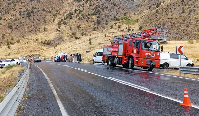 Hakkari-Van kara yolunda araç devrildi! 1 yaralı