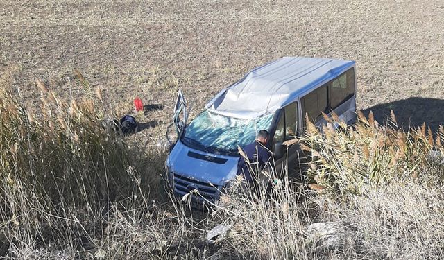 Van'da minibüs yoldan çıktı: 1 yaralı