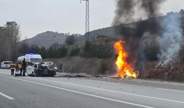 İki otomobilin çarpışması sonucu 5 kişi yaşamını yitirdi