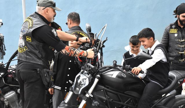 Motosikletleriyle Van'daki çocuklara mutluluk taşıdılar