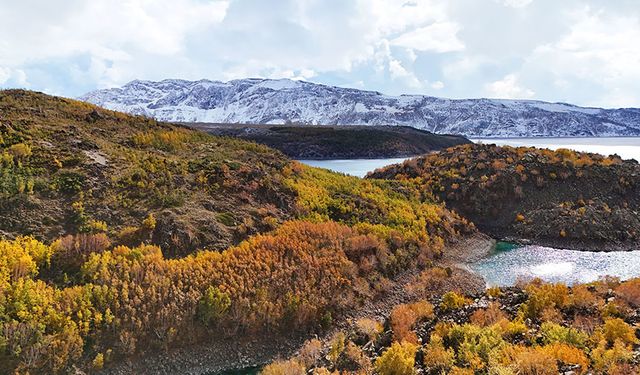 Nemrut Kalderası’nın bir yanı sonbahar bir yanı kış