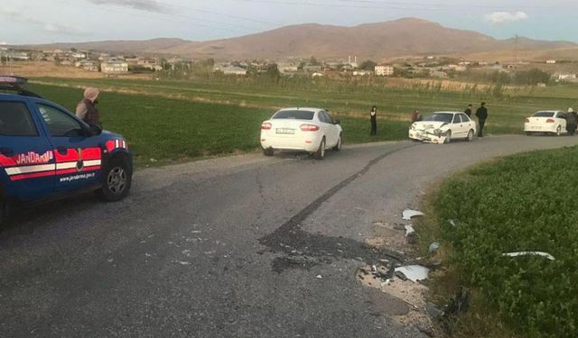 Van'da otomobil ağaca çarptı