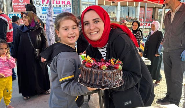 Van'da 6 yaşındaki kız çocuğu doğum günü pastasının gelirini Filistin'e bağışladı