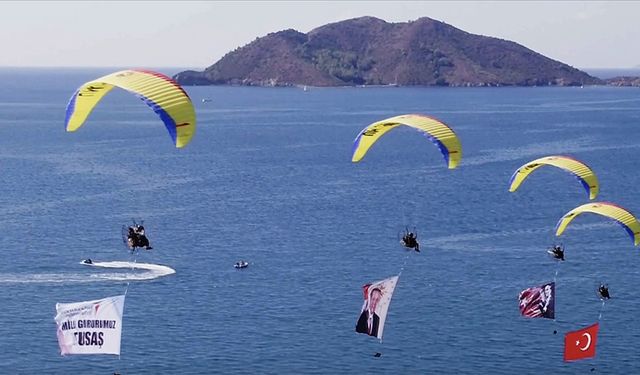 THK paramotor ekibi Fethiye'de bayrak ve pankartla TUSAŞ'a destek için uçtu