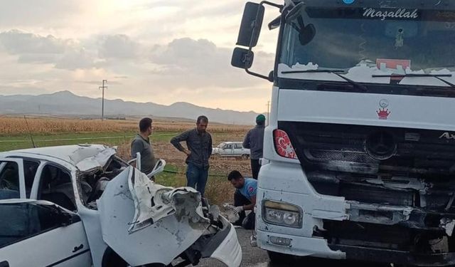 TIR ile otomobil çarpıştı: 3 ölü, 1 yaralı