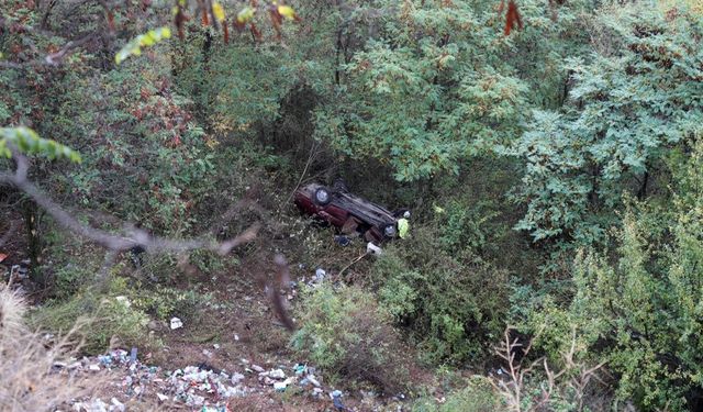 Uçuruma düşen otomobilden sağ çıktılar