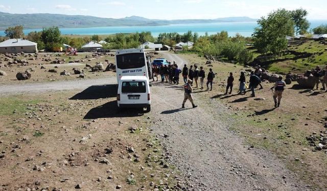 Van'da Tırın Dorsesindeki Saman Balyaları Arasında 36 Düzensiz Göçmen Yakalandı!