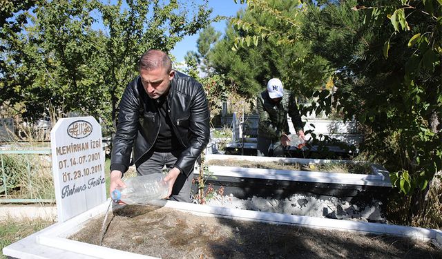 Van depreminde kaybettikleri akrabalarının acısını unutamıyorlar