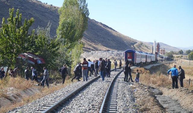 Van Gölü Ekspresi kaza yaptı! 1 ölü, 2 yaralı