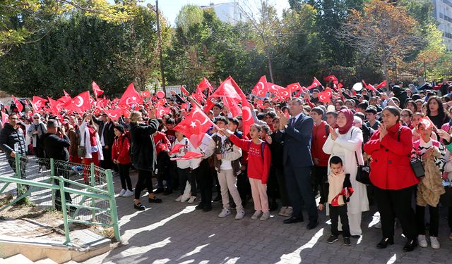 Van'da 500 kişilik öğrenci korosu