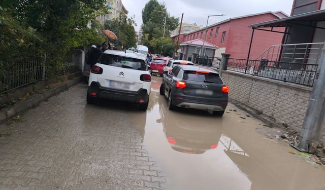 Van’da öğrenciler okul yoluna kaldırım istiyor