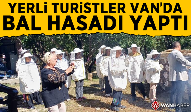 Yerli turistler Van'da bal hasadı yaptı