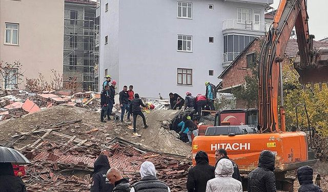 Malatya'da ağır hasarlı bina yıkılırken iş makinesinin üzerine devrildi