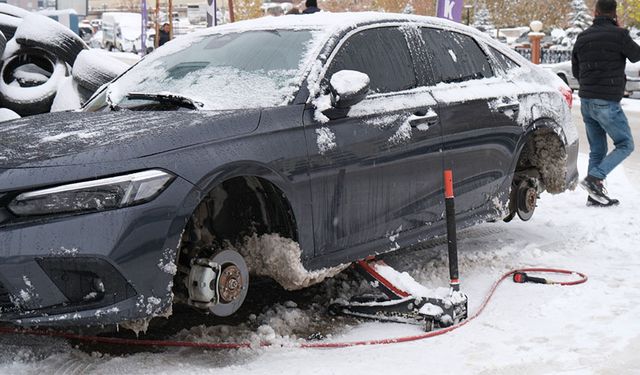 Van’daki lastikçilerde ‘kar’ mesaisi