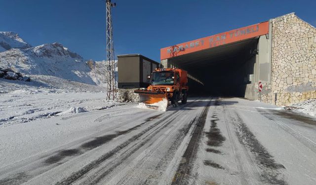 3 bin rakımlı Karabet Geçidi'nde kar mesaisi erken başladı