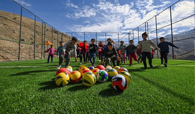 Van'da halı saha kirlenmesin diye ayakkabılarını çıkaran çocuklara hediye