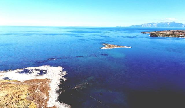 Van Gölü'nde sular çekilince ortaya çıktı!