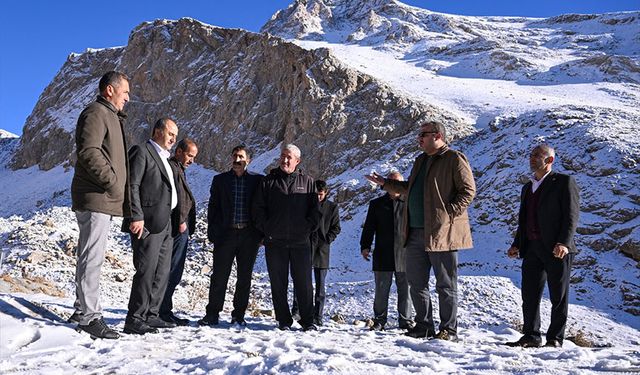 Çığ riski nedeniyle yolları kapatılan Bahçesaraylıların tek isteği çığ tünelleri