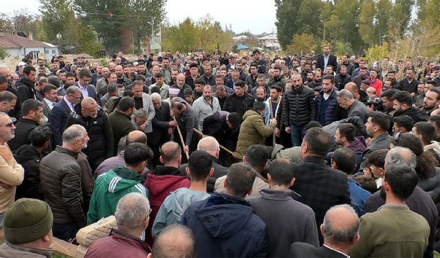 Van'daki silahlı saldırıda hayatını kaybeden sağlık çalışanı son yolculuğuna uğurlandı