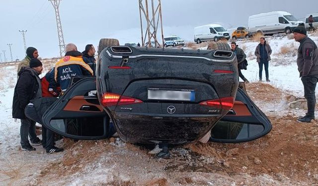 Van'da kontrolden çıkan lüks araç takla attı